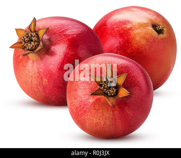 Drei reifer Granatapfel Obst auf weißem Hintergrund. Freistellungspfaden. Volle Tiefenschärfe. Stockfoto