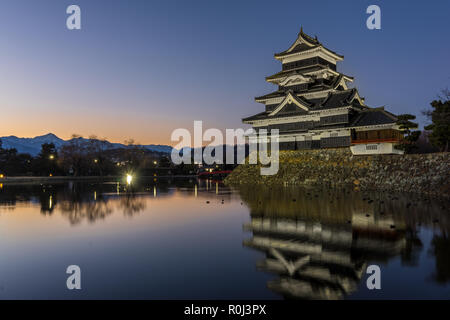 Sonnenuntergang am Schloß Matsumoto Stockfoto