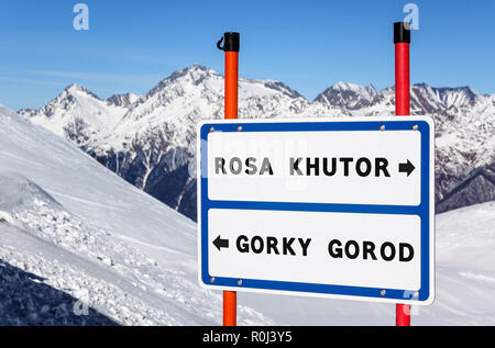 Sotschi, Russland - Januar 20, 2013: Navigation Informationen Hinweisschild auf Metallplatte an Streams zu Rosa Khutor und Gorki Gorod Ski und Schnee Stockfoto