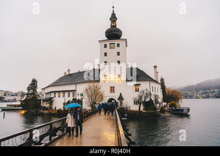 Gmunden Schloss Ort Burg oder Schloss Schloss Ort am Traunsee in den österreichischen Alpen Stockfoto