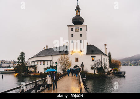 Gmunden Schloss Ort Burg oder Schloss Schloss Ort am Traunsee in den österreichischen Alpen Stockfoto