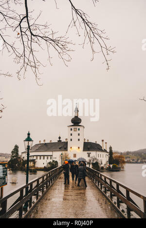 Gmunden Schloss Ort Burg oder Schloss Schloss Ort am Traunsee in den österreichischen Alpen Stockfoto