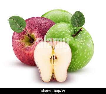 Rote und grüne Äpfel mit einem Schnitt in der Hälfte mit Blatt mit Wassertropfen auf weißem Hintergrund. Freistellungspfaden. Volle Tiefenschärfe. Stockfoto