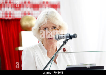 Herzogin von Cornwall spricht beim Start von The Queen's Commonwealth Essay Wettbewerb 2019 in Ghana International School in Accra, Ghana, am Tag 6 Ihrer Reise nach Westafrika mit dem Prinzen von Wales. Stockfoto
