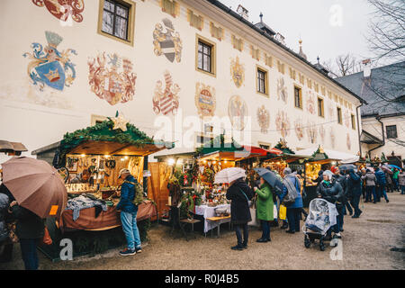Gmunden Schloss Ort oder Schloss Orth Weihnachtsmarkt im Schloss Stockfoto