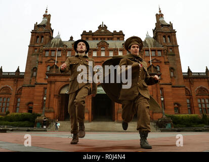 Saul Davidson und Lauren O' Donnell vom Scottish Youth Theatre, in Uniform des Ersten Weltkriegs gekleidet, vor der Kelvingrove Art Gallery and Museum in Glasgow, bei einer Vorschau auf die Veranstaltungen, die anlässlich des hundertsten Jahrestages des Waffenstillstands stattfinden. Saul und Lauren werden bei der Veranstaltung am 11. November ein kurzes Stück aus Briefen aus den Schützengräben aufführen. Stockfoto