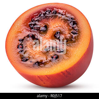 Frische süße Tamarillo halbiert isoliert auf weißem Hintergrund. Freistellungspfaden. Volle Tiefenschärfe. Stockfoto