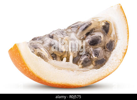 Granadilla Frucht Slice auf weißem Hintergrund. Freistellungspfaden. Volle Tiefenschärfe. Stockfoto