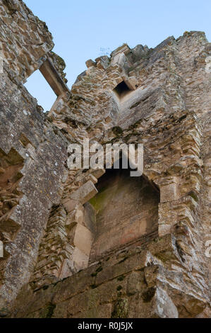 Innenansicht der verfallenen Mauern im Old Wardour Castle, in der Nähe von Tisbury, Salisbury, Wiltshire, UK. Stockfoto