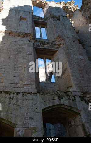 Innenansicht der verfallenen Mauern im Old Wardour Castle, in der Nähe von Tisbury, Salisbury, Wiltshire, UK. Stockfoto