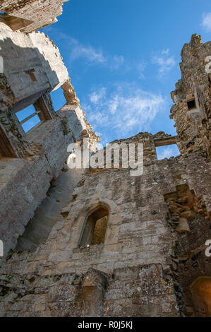 Innenansicht der verfallenen Mauern im Old Wardour Castle, in der Nähe von Tisbury, Salisbury, Wiltshire, UK. Stockfoto