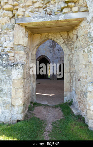 Tür von South West suchen durch den Hof im Old Wardour Castle, in der Nähe von Tisbury, Salisbury, Wiltshire, UK. Stockfoto