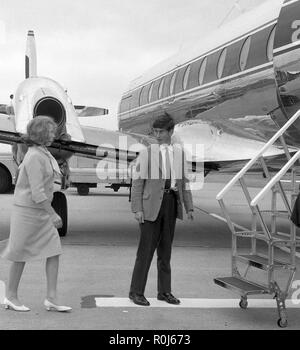 Prinz Charles sieht auf seine Schwester Prinzessin Anne, als Sie in ein Flugzeug steigen am Londoner Flughafen, um den Flug nach Frankfurt zu fahren auf dem Weg nach Athen die königliche Hochzeit von Prinz und Prinzessin Ludwig von Hessen am Wolfsgarten, Langen zu besuchen. Stockfoto