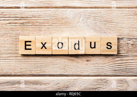 Exodus Wort auf Holz Block geschrieben. Exodus text auf Tisch, Konzept. Stockfoto