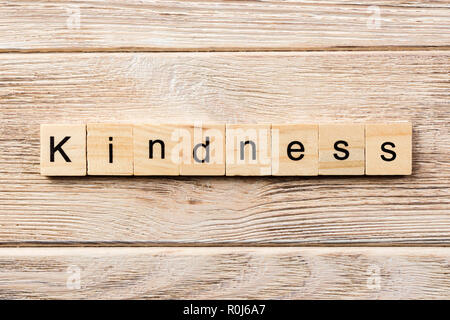 Freundlichkeit Wort auf Holz Block geschrieben. Freundlichkeit text auf Tisch, Konzept. Stockfoto