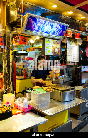 Essen Anbieter Vorbereitung und Verkauf von Speisen bei einem Essen in der Bugis Street Market Area Singapur Sept 2018 Abschaltdruck Stockfoto