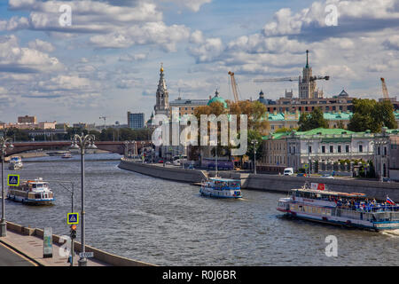 Moskau, Russland - 13. August 2018: Touristische Boote schwimmend auf einem Hintergrund von Gebäuden im historischen Zentrum von Moskau Stockfoto
