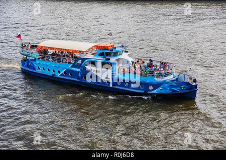 Moskau, Russland - 13. August 2018: das Wandern touristische Schiff auf Moskau Rive Stockfoto