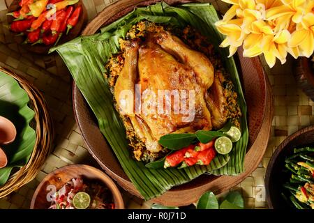 Ayam Betutu. Balinesische würziges Hähnchen mit Manioka-blätter sutffing. Stockfoto