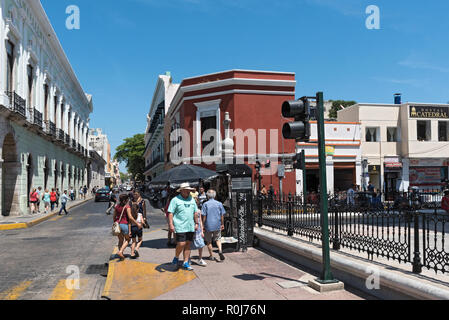 Strasse mit Häusern und Geschäften im Zentrum von Merida, Mexiko. Stockfoto