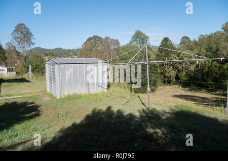 Australische Zinn in einem ländlichen Hinterhof Schuppen mit einem rotierenden waschen Linie Stockfoto