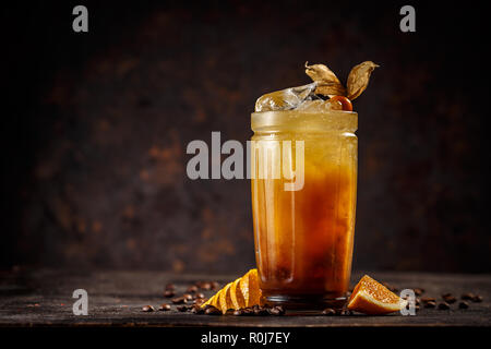 Orange und Kaffee Cocktail auf Vintage dunklen Hintergrund Stockfoto