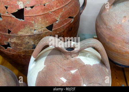 Antike Tongefäße im Museum Stockfoto