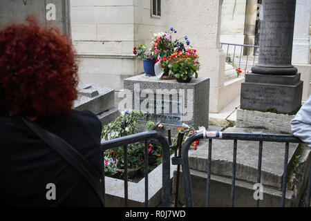 Jim Morrisons Sänger der amerikanischen Band die Türen Grab im Friedhof Pere Lachaise Paris Frankreich Stockfoto