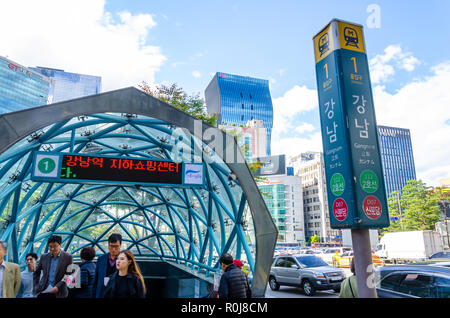 Ein Eingang in die U-Bahn Station in Seoul Gangnam. Die Gegend ist mit hohen, modernes Hochhaus Wolkenkratzer gebaut. Stockfoto