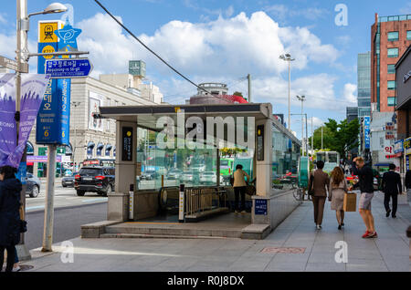 Die Ausfahrt 6 der Apgujeong Rodeo Metro Station in Gangnam Seoul, Südkorea. Stockfoto