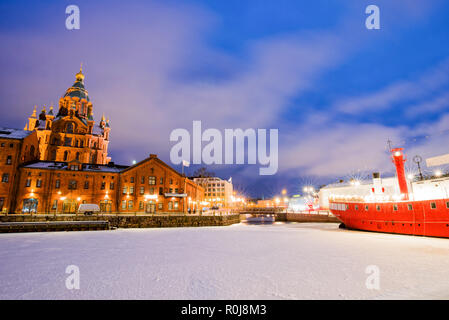 Landschaftlich reizvolle Winter Ansicht der gefrorenen alte Hafen im Stadtteil Katajanokka mit Uspenski orthodoxe Kathedrale in Helsinki, Finnland Stockfoto