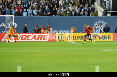 New York, NY - November 4, 2018: Josef Martinez (7) Atlanta United FC steuert Kugel während Halbfinale, Hinspiele der Audi MLS Cup gegen FC am New York Yankees Stadion Stockfoto