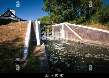 Sonniger Tag bei Denham Lock auf dem Grand Union Canal, Großbritannien Stockfoto