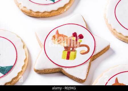 Hausgemachte butter Cookies mit einer gedruckten Weihnachten cat Design auf weißem Hintergrund. Stockfoto