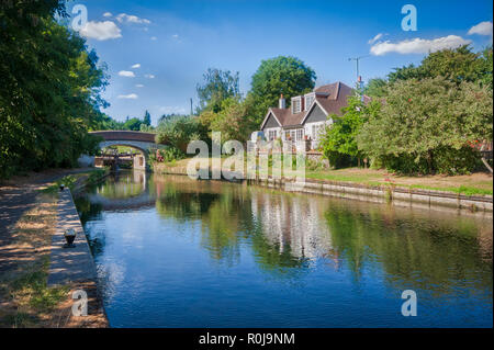 Ein Haus an einem sonnigen Sommertag von Black Jack's Lock in Harefield am Grand Union Canal, Großbritannien Stockfoto