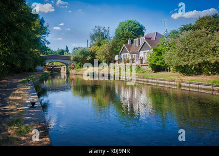 Ein Haus an einem sonnigen Sommertag von Black Jack's Lock in Harefield am Grand Union Canal, Großbritannien Stockfoto