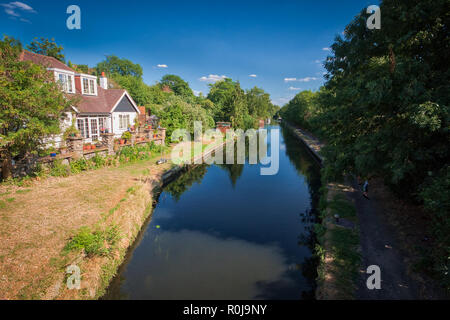 Ein Haus an einem sonnigen Sommertag von Black Jack's Lock in Harefield am Grand Union Canal, Großbritannien Stockfoto