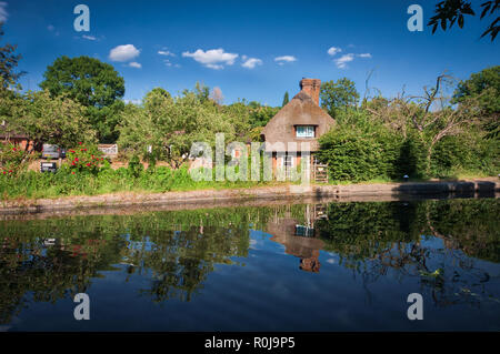 Strohhaus an einem sonnigen Tag auf Grand Union Canal, Großbritannien, in der Nähe von Black Jack's Lock. Stockfoto