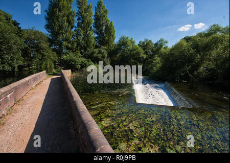 Ein Wasserfall und eine Brücke auf dem Grand Union Canal, Großbritannien, in der Nähe von Rickmansworth Stockfoto