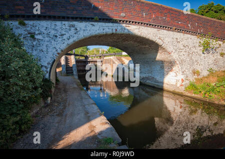 Brücke und Stocker Schloss am Grand Union Canal, Vereinigtes Königreich Stockfoto