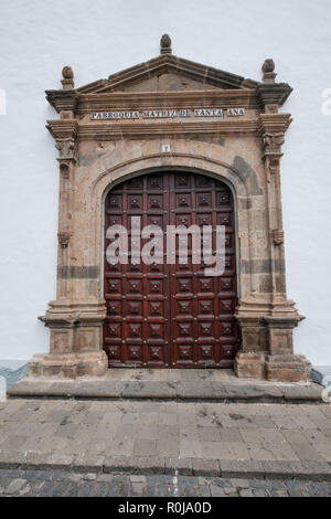 Teneriffa, Spanien - September 2018: Schöne alte Holztür des Santa Ana Kirche (Iglesia de Santa Ana) in Garachico Stockfoto