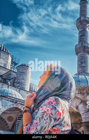 Das Mädchen genießt die Aussicht ist herrlich blaue Moschee. Istanbul, Türkei. Stockfoto