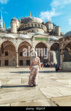 Das Mädchen genießt die Aussicht ist herrlich blaue Moschee. Istanbul, Türkei. Stockfoto