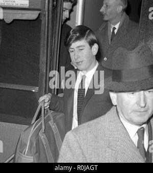 Prinz Charles auf die Anreise mit dem Nachtzug im Bahnhof Euston, London, von seiner Schule, Gordonstoun, Morayshire. Er war unterwegs zum Buckingham Palace, sein neues Baby Bruder, der am Dienstag geboren war, zu sehen. Stockfoto