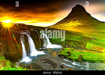 Sonnenuntergang bei Kirkjufellsfoss Wasserfälle und Kirkjufell Berg nach Grundarfjordur Dorf im Westen von Island Stockfoto