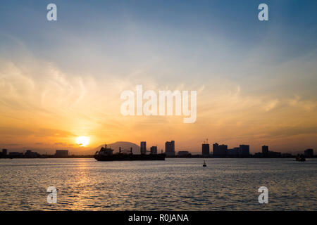 Landschaft auf Georgetown auf der Insel Penang in Malaysia. Schöner Strand und Hafen während surise von der Fähre. Stockfoto