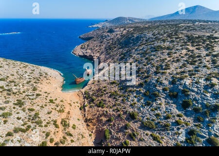 Luftaufnahme von Schiffbruch vor Olympia in Amorgos Insel, Kykladen, Griechenland Stockfoto