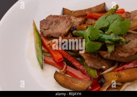 Salat von gebratenen Fleisch und gegrilltem Gemüse Stockfoto