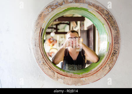 Junge Touristen in Fenster auf der Jonker Street in Malacca Stadt in Malaysia. Schöne Chinatown in Südostasien. Stockfoto