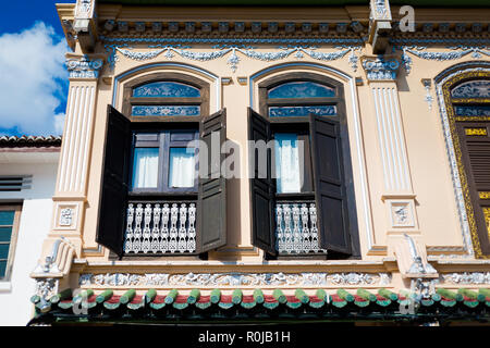 Schöne koloniale Architektur auf der Jonker Street in Malacca Stadt in Malaysia. Schöne Chinatown in Südostasien. Stockfoto